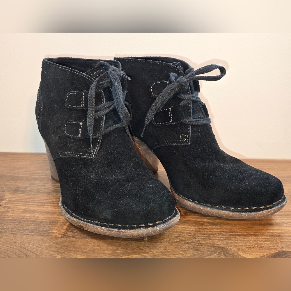 NWOT Clarks Artisan Carleta Lyon Black Suede Booties Women's Size 8 - Picture 2 of 9